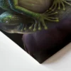 תמונת קנבס של צפרדע ירוקה בעלת עיניים גדולות וזוהרות, שוכבת בנוף לילי סוריאליסטי עם כוכבים וגוונים סגולים וזהובים, באפקט תלת-ממד.