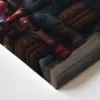 תמונת קנבס בסגנון פופ ארט צבעונית המציגה מגוון גיבורי קומיקס וסרטים אייקוניים כמו איירון מן, קפטן אמריקה והאלק, באווירה אנרגטית.