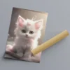 תמונת קנבס של פני חתלתול לבן חמוד עם עיניים ירוקות גדולות, אף ורוד קטן ופרווה רכה, על רקע מטושטש.