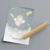 איור תמונת קנבס של ילדה-מלאך עם כנפיים לבנות ושיער ורוד, יושבת על ירח בתוך שמיים עם כוכבים ועננים רכים.
