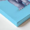 איור פילון תינוק חמוד מחייך עם אוזניים גדולות על רקע פסטל כחול-ורוד