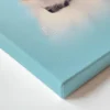 איור גור כלבים מתוק עם פרווה חומה ולבנה, צווארון כחול ורקע תכלת.