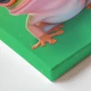 איור דיגיטלי של צפרדע חמודה בצבעי ירוק וורוד, עם עיניים גדולות ובולטות, על רקע פסטלי אחיד