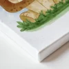 איור של אריה חמוד מצויר עם כתר זהב קטן ומשקפיים, על רקע בהיר, בתמונת קנבס.