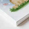 איור דיגיטלי של ג'ירפה מצוירת חמודה בגווני פסטל, עומדת על דשא ירוק עם כוכבים ופרפרים ברקע.