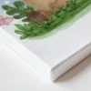 איור דיגיטלי של אייל מצויר וחמוד, עם חיוך קטן וקרניים, על רקע כחול בהיר מעוטר בנקודות לבנות ופרפרים ורודים, עומד על דשא ירוק.