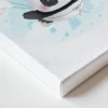 איור דיגיטלי של פנדה תינוק עפה בשמיים תכולים עם קשת בענן צבעונית ועננים לבנים.