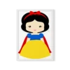 איור שלגיה חמודה מחייכת, עם שיער שחור, קשת אדומה ושמלה כחולה-צהובה, בדיוקן חזה מול רקע בהיר.