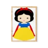 איור שלגיה חמודה מחייכת, עם שיער שחור, קשת אדומה ושמלה כחולה-צהובה, בדיוקן חזה מול רקע בהיר.