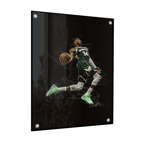 תמונת זכוכית של כדורסלן ה-NBA יאניס אנטטוקומפו בקפיצה עם הכדור, מוקף בקווים ובצבעי ירוק, לבן ושחור.
