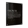 תמונת זכוכית מלבנית עם כיתוב 'GROWTH' באותיות שחורות על רקע לבן, מלווה בהגדרת המילה צמיחה בטקסט מינימליסטי.