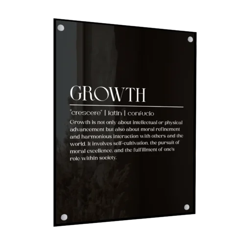 תמונת זכוכית מלבנית עם כיתוב 'GROWTH' באותיות שחורות על רקע לבן, מלווה בהגדרת המילה צמיחה בטקסט מינימליסטי.