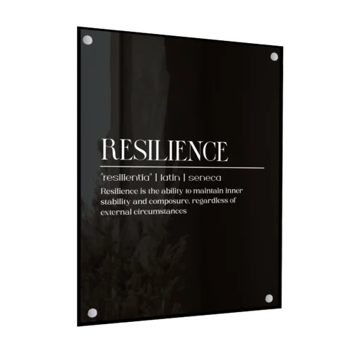 תמונת זכוכית אנכית עם הכיתוב "RESILIENCE" באותיות שחורות על רקע לבן.