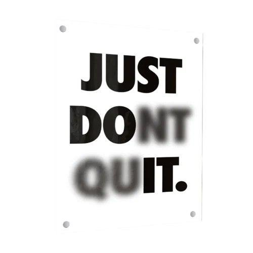 תמונת זכוכית מלבנית שחור לבן עם הכיתוב 'Just Don't Quit' בפונט מודרני.