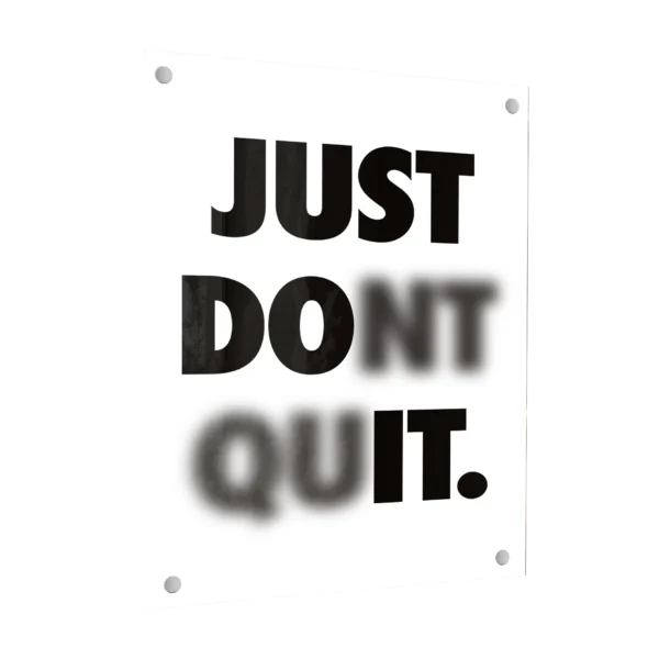 תמונת זכוכית מלבנית שחור לבן עם הכיתוב 'Just Don't Quit' בפונט מודרני.