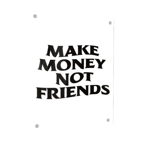 תמונת זכוכית מלבנית עם כיתוב "MAKE MONEY NOT FRIENDS" באותיות שחורות על רקע לבן