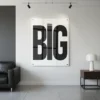 תמונת זכוכית מודרנית עם כיתוב 'Dream Big' באותיות שחורות על רקע לבן.