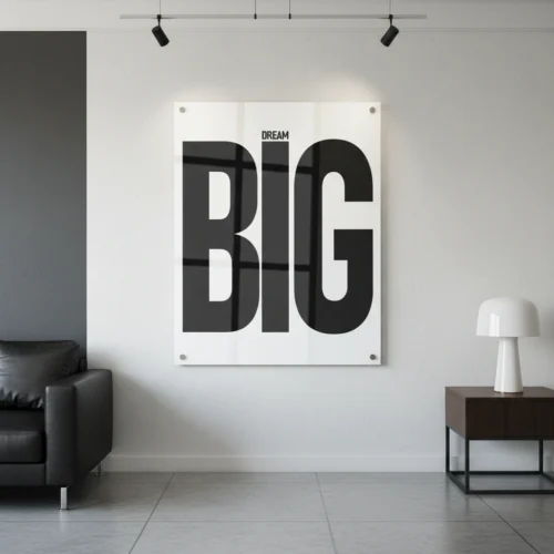 תמונת זכוכית מודרנית עם כיתוב 'Dream Big' באותיות שחורות על רקע לבן.