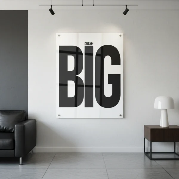 תמונת זכוכית מודרנית עם כיתוב 'Dream Big' באותיות שחורות על רקע לבן.