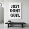 תמונת זכוכית מלבנית שחור לבן עם הכיתוב 'Just Don't Quit' בפונט מודרני.