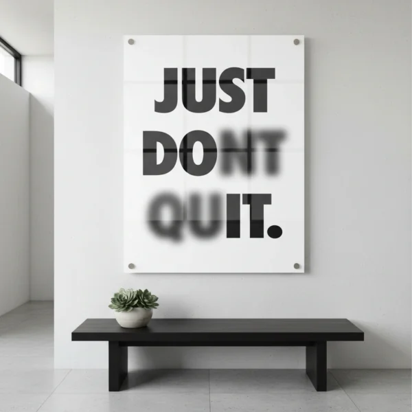 תמונת זכוכית מלבנית שחור לבן עם הכיתוב 'Just Don't Quit' בפונט מודרני.