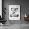 תמונת זכוכית שחור-לבן עם ציטוט השראה הפוך, בעיצוב מינימליסטי