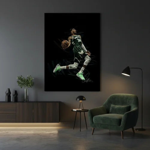 איור דיגיטלי של כוכב ה-NBA יאניס אנטטוקומפו קופץ לזריקה עוצמתית לסל, על רקע דינמי של קווים ירוקים, שחורים ולבנים.