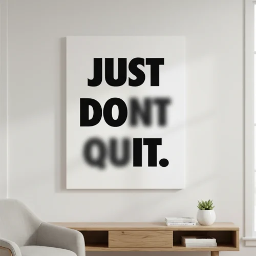 תמונת קנבס שחור לבן עם הכיתוב 'Just Don't Quit' בטיפוגרפיה מודרנית.