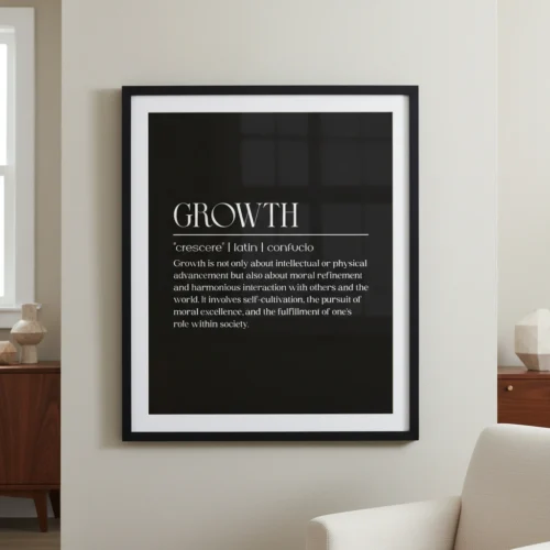 תמונה ממוסגרת עם כיתוב "GROWTH" באותיות שחורות על רקע לבן, מציגה הגדרה של צמיחה.