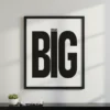 תמונת פוסטר ממוסגרת בשחור-לבן עם כיתוב 'Dream Big' בפונט מודרני