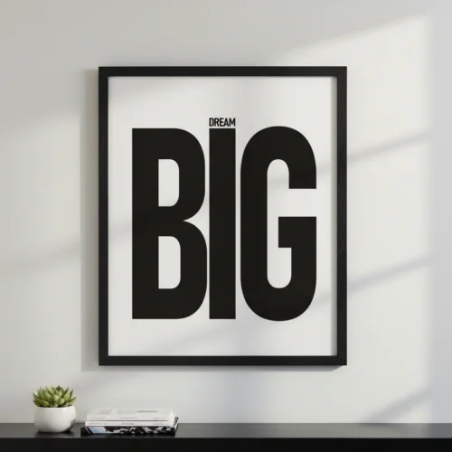 תמונת פוסטר ממוסגרת בשחור-לבן עם כיתוב 'Dream Big' בפונט מודרני