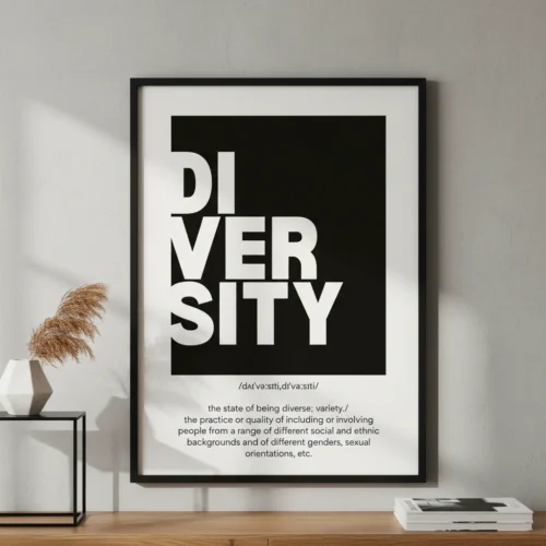 פוסטר שחור לבן עם טקסט של הגדרת המילה 'Diversity' באנגלית, בתוך מסגרת דקה מודרנית