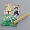 מר מונופול בכובע צילינדר ועניבת פרפר משחק גולף על רקע ירוק עם דולרים ושטרות.