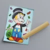 תמונת פופ ארט של מר מונופול חבוש כובע צילינדר וחליפה יושב על הר של שטרות ותכשיטים לצד מיקי מאוס