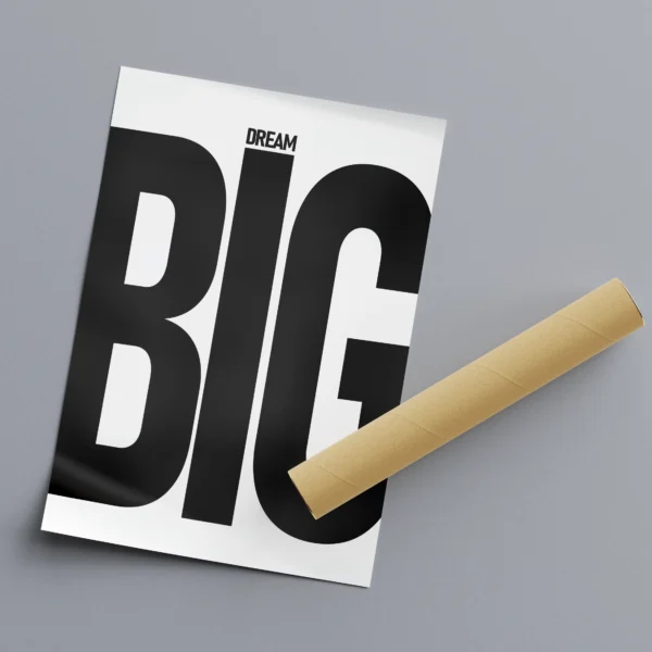 תמונת קנבס שחור לבן עם הכיתוב 'Dream Big'.