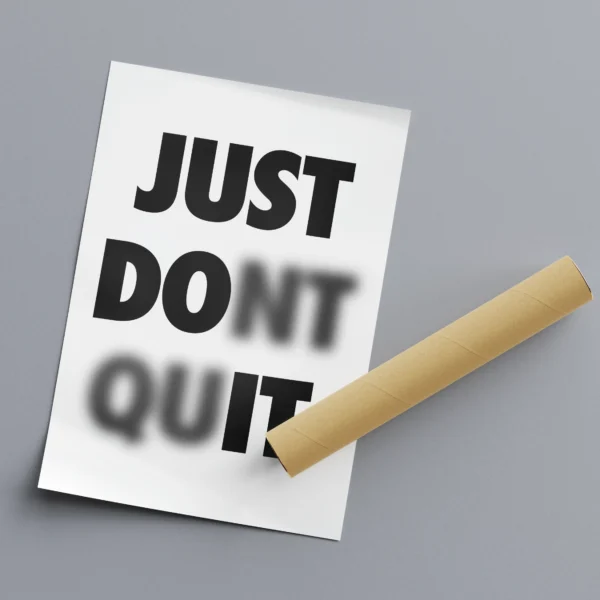 תמונת קנבס שחור לבן עם הכיתוב 'Just Don't Quit' בטיפוגרפיה מודרנית.
