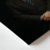 דיוקן של טוני סופרנו בהבעה רצינית, ממוסגר על רקע שחור, ולידו ציטוט בולט בטקסט לבן.
