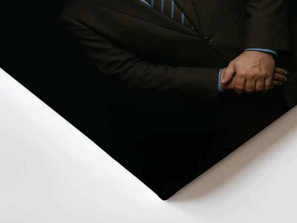 דיוקן של טוני סופרנו בהבעה רצינית, ממוסגר על רקע שחור, ולידו ציטוט בולט בטקסט לבן.