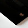 תמונת פורטרט דיגיטלית כהה של וולטר ווייט מ'שובר שורות' עם כובע שחור ומשקפיים, לידו ציטוט אייקוני בטקסט לבן.