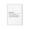 פוסטר שחור-לבן ממוסגר, מציג הגדרה מילונית של המילה 'מיקוד' בטקסט גרפי נקי.