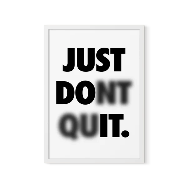 תמונת פוסטר עם מסגרת שחורה, מציגה כיתוב "Just Don't Quit" בפונט לבן על רקע שחור, בעיצוב מינימליסטי.