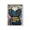 תמונת פופ ארט מודפסת עם מסגרת, המציגה את בובת KAWS האייקונית בצבעוניות עזה בסגנון אמנות רחוב.