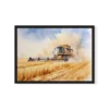 הדפס צבעי מים של טרקטור קומביין קוצר חיטה בשדה זהוב רחב תחת שמי קיץ כחולים עם עננים.