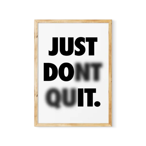 תמונת פוסטר עם מסגרת שחורה, מציגה כיתוב "Just Don't Quit" בפונט לבן על רקע שחור, בעיצוב מינימליסטי.