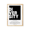 פוסטר שחור לבן עם טקסט של הגדרת המילה 'Diversity' באנגלית, בתוך מסגרת דקה מודרנית