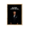 דיוקן שחור-לבן ממוסגר של פול וולנאטס מהסופרנוס בחליפה ועניבה, עם מבט רציני וגברי.