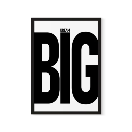 תמונת פוסטר ממוסגרת בשחור-לבן עם כיתוב 'Dream Big' בפונט מודרני