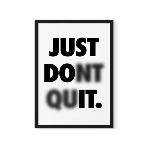 תמונת פוסטר עם מסגרת שחורה, מציגה כיתוב "Just Don't Quit" בפונט לבן על רקע שחור, בעיצוב מינימליסטי.