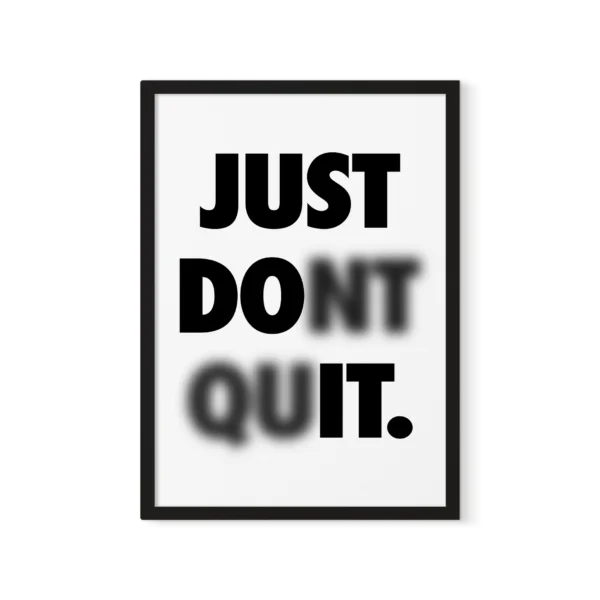 תמונת פוסטר עם מסגרת שחורה, מציגה כיתוב "Just Don't Quit" בפונט לבן על רקע שחור, בעיצוב מינימליסטי.