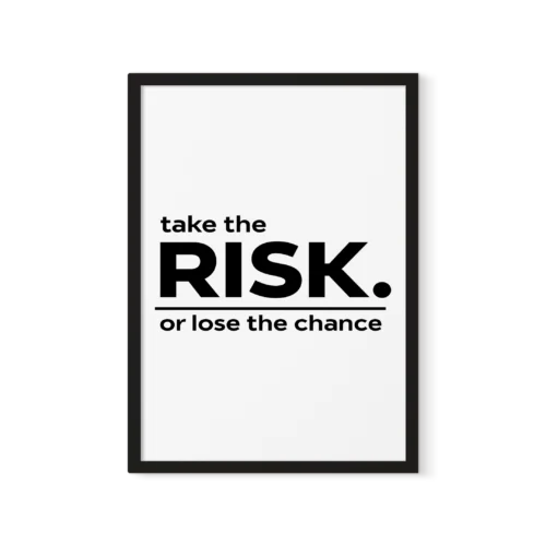 תמונת פוסטר מינימליסטית בשחור לבן עם הכיתוב 'קח את הסיכון' ובמסגרת שחורה.
